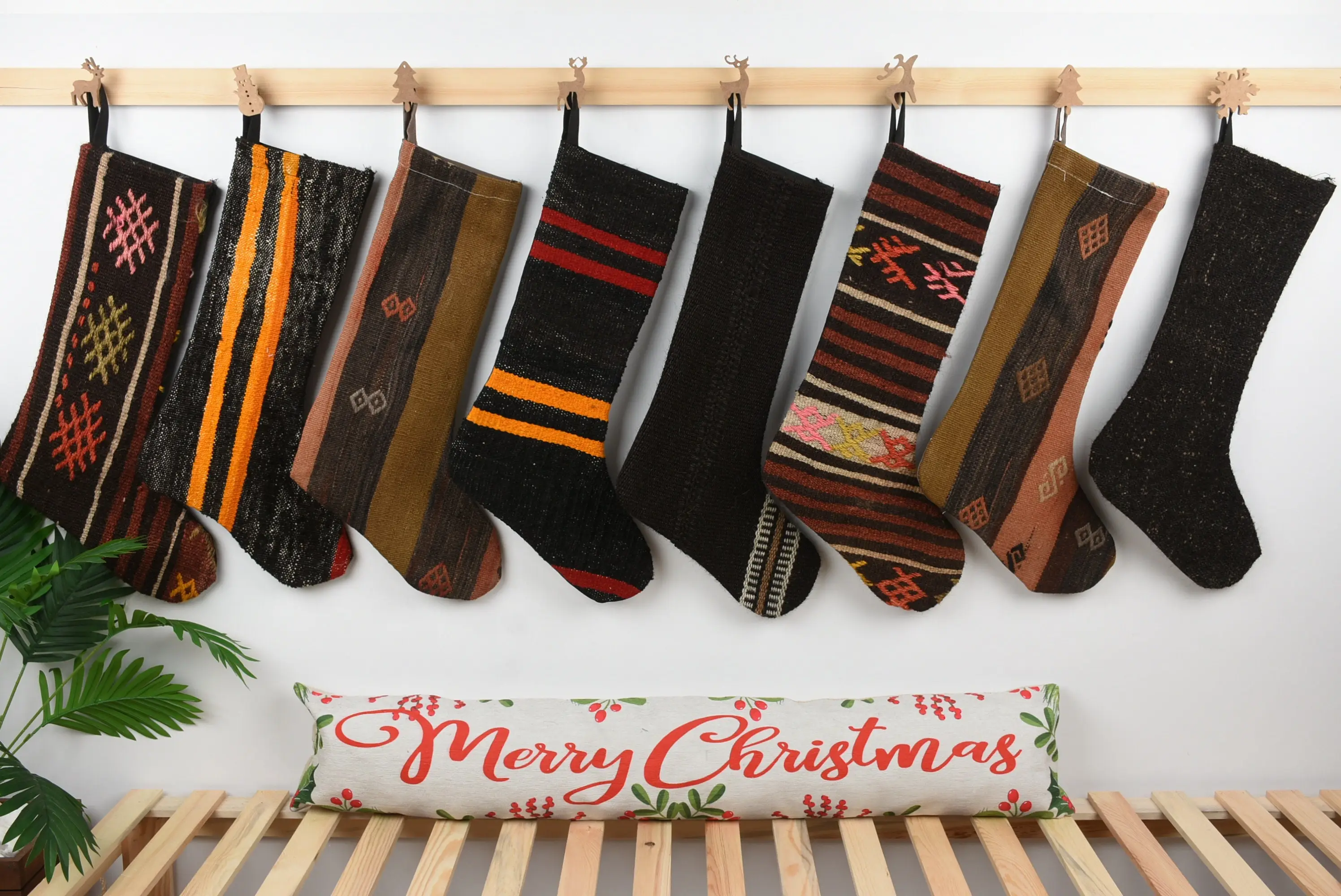 Patrón de adornos navideños festivos, calcetín navideño de 8 pulgadas de ancho - 1