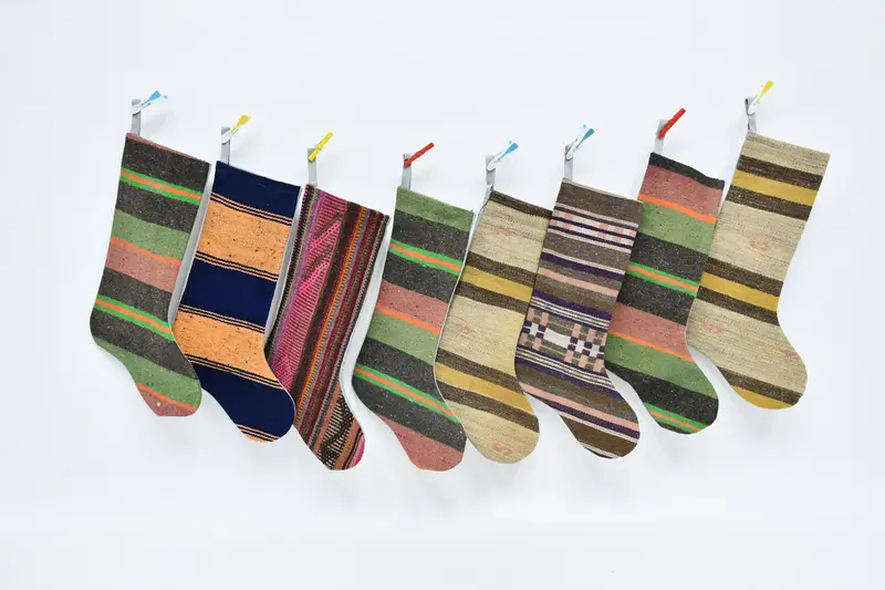 Şenlikli Noel Süsleri Deseni, 8 İnç Genişliğinde Noel Çorabı