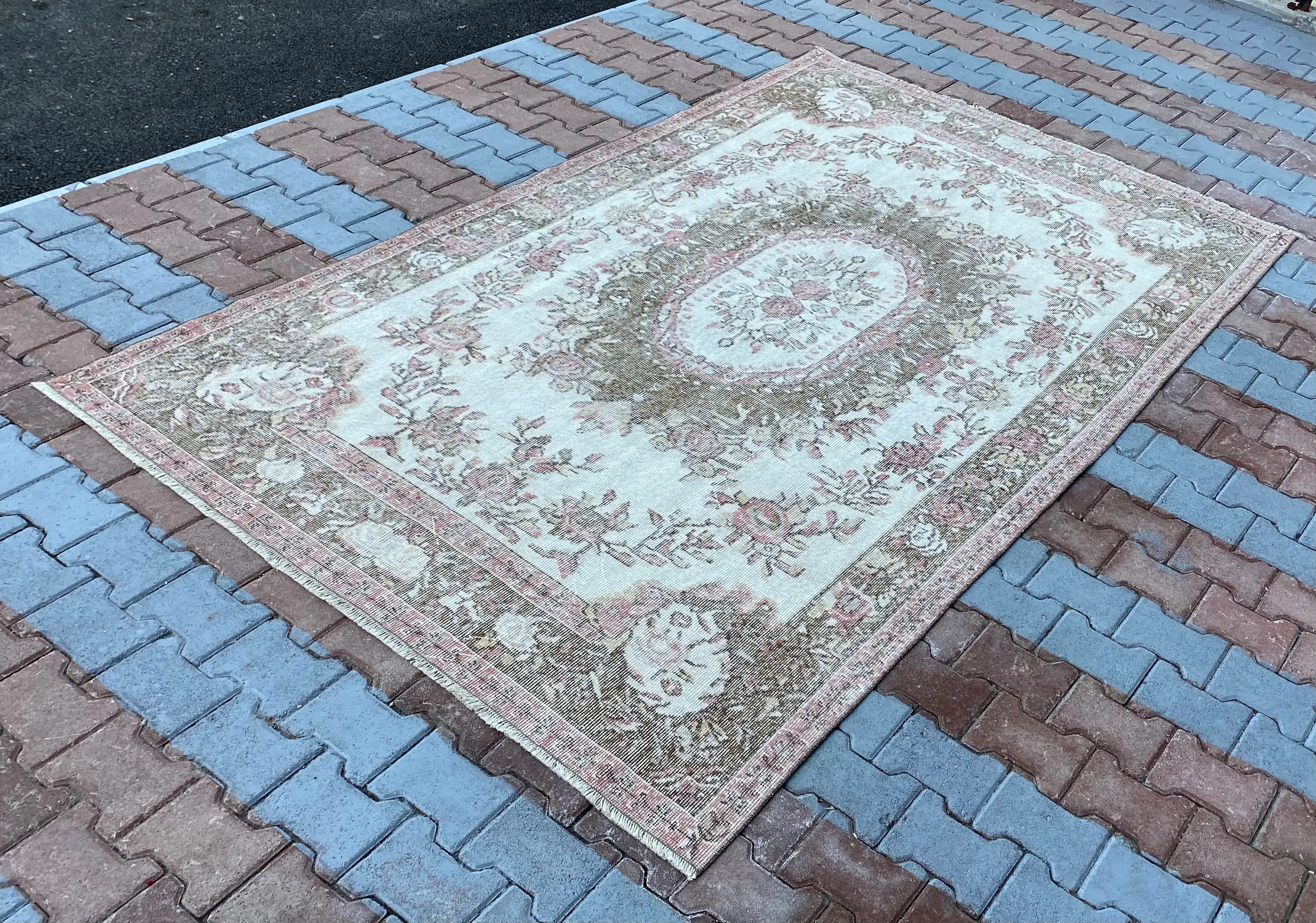 6x9,5 ft Teppich, türkischer Vintage-Teppich, weiß-rosa floraler Wollteppich - 1