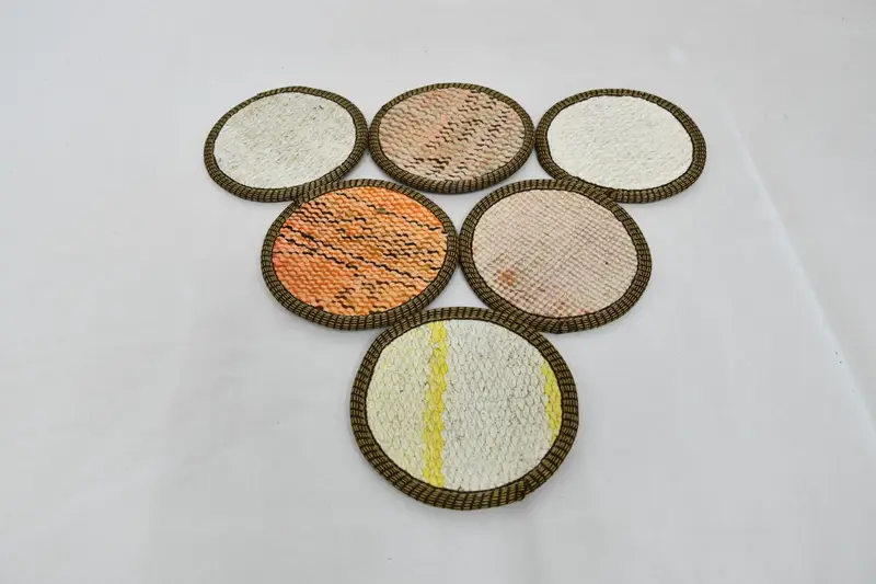 Posavasos elegantes en color beige y naranja, posavasos duraderos y elegantes.