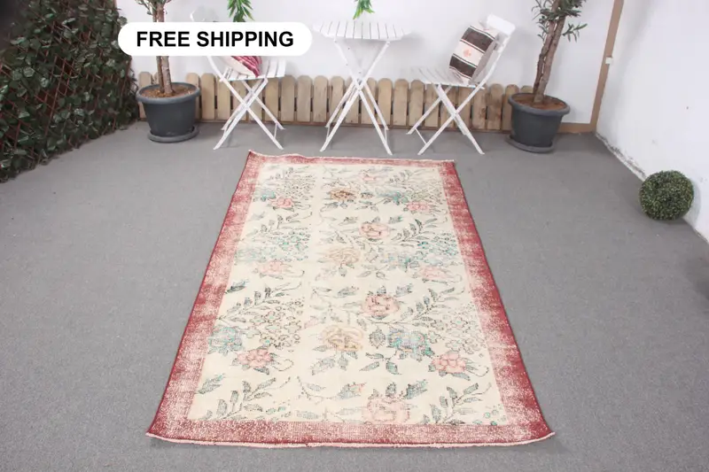 エレガントなベージュ&グリーンラグ、3.9x7フィートの水玉模様デザイン