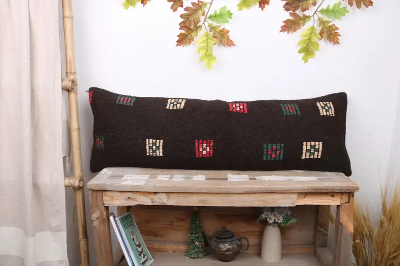 Braun & Rot besticktes Wurfkissen, handgemachtes geometrisches Kissen