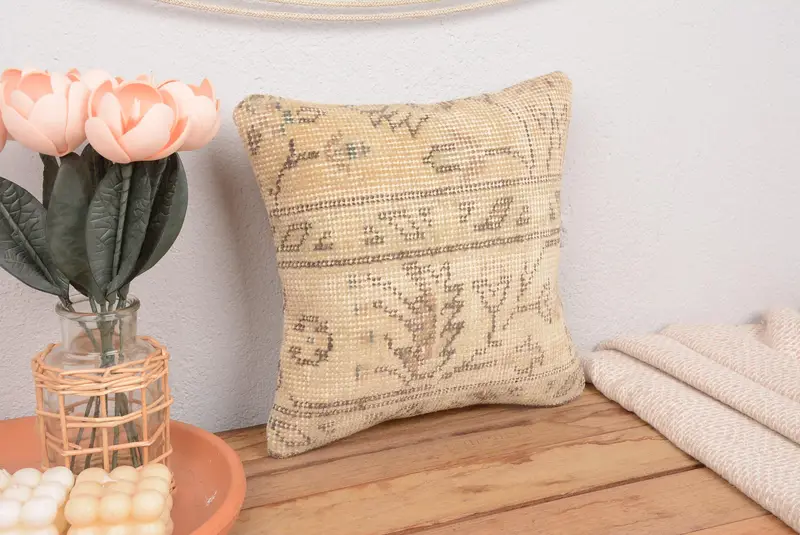 Bej & Kahverengi İşlemeli Kırlent, Vintage Çiçekli Keten Yastık