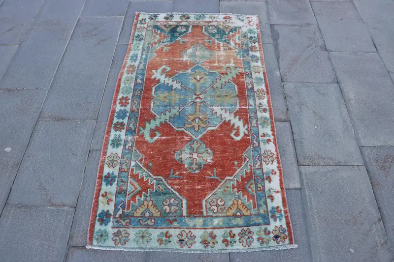 Lebendiger marokkanischer Teppich, 2,5 x 4,8 Fuß in Orange und Blau