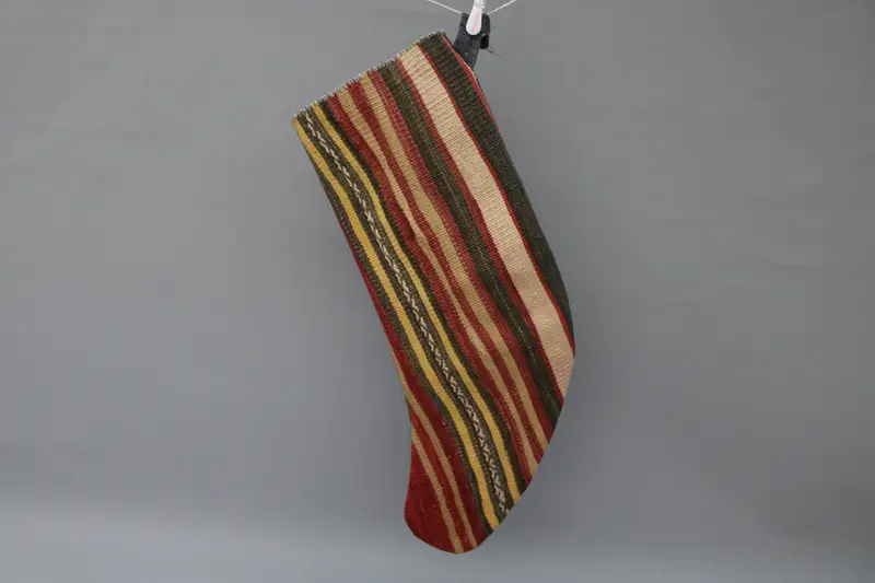 Eleganter beiger Weihnachtsstrumpf mit roten Ornamenten, festliche Weihnachtsdekoration