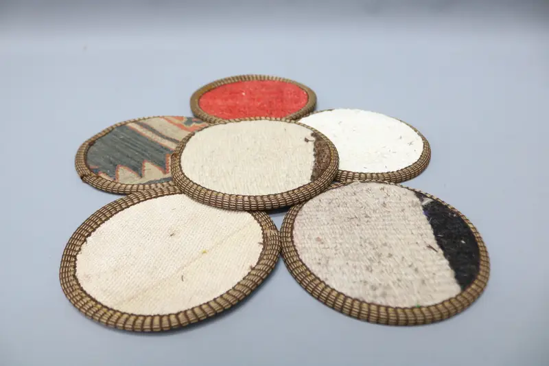 白と赤のストライプのコースター、丈夫でスタイリッシュなコースター