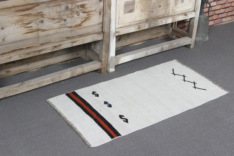 Alfombra turca vintage de 1,7x3,2 pies, alfombra pequeña, alfombra de lana blanca Kilim - 1