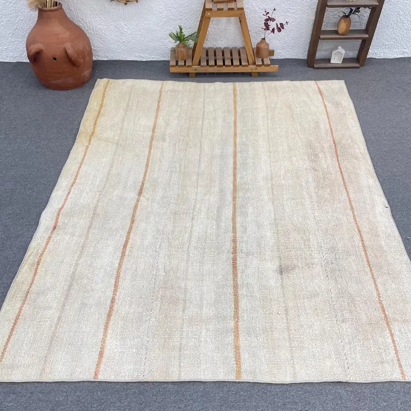 Eleganter beigefarbener Orientteppich, 5,7 x 6,9 Fuß mit orangefarbenen Akzenten