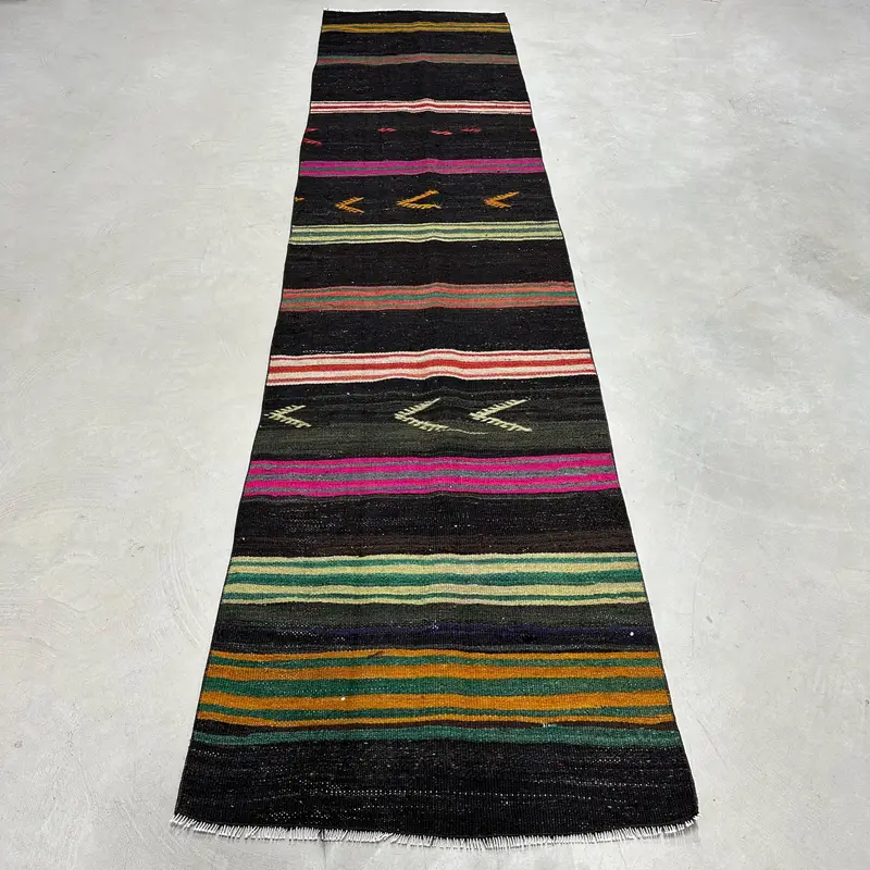 Zarif Siyah ve Yeşil Halı, 2,8x11,9 ft Puantiyeli Tasarım