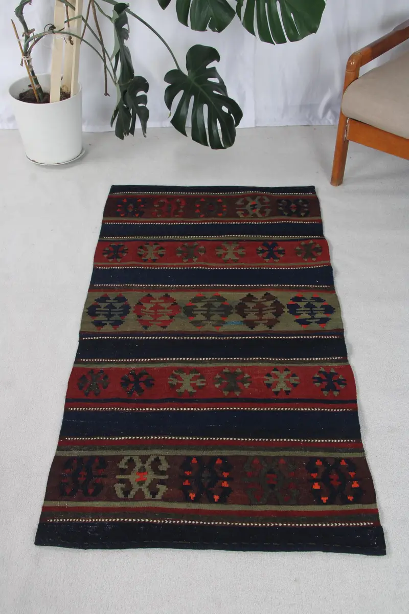 Türkischer Teppich, kleiner 2,6 x 5 Fuß großer Vintage-Teppich, rot-blauer Ombré-Wollteppich - 1
