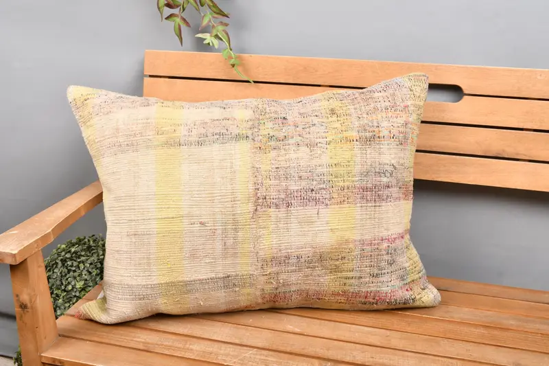 Beige & gelb gestreiftes Kissen, handgefertigtes besticktes Kissen