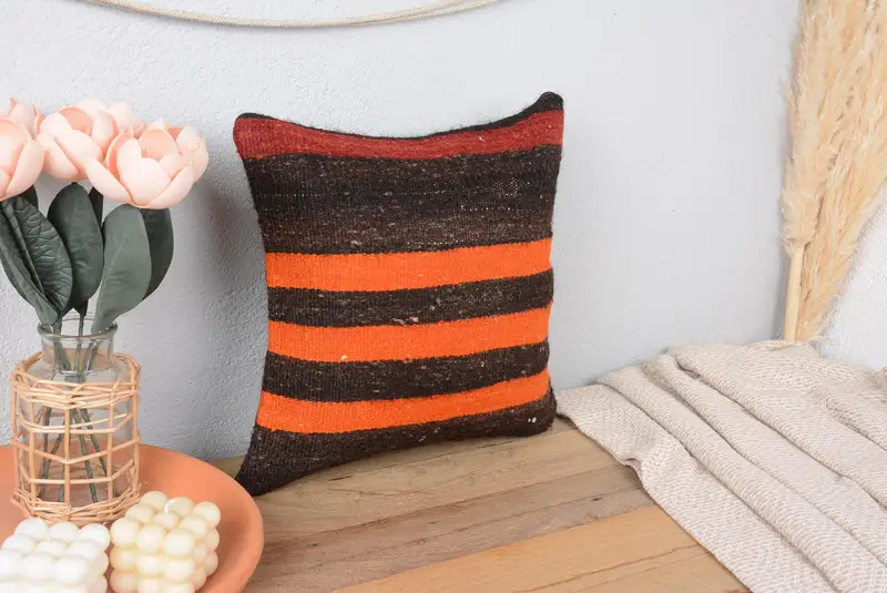 Orange & braun gestreiftes Kissen, Vintage besticktes Kissen