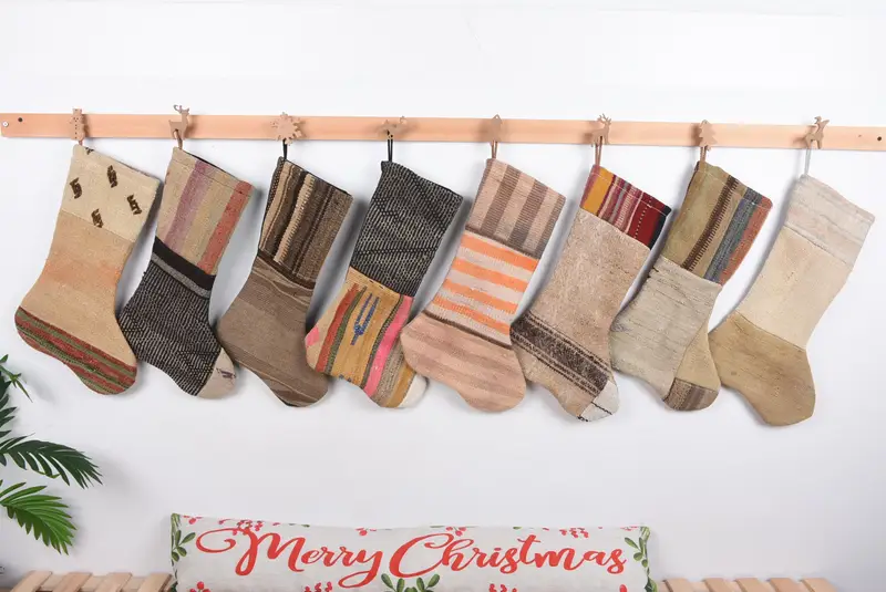 Elegante calcetín de adorno navideño beige y blanco, decoración festiva para chimenea