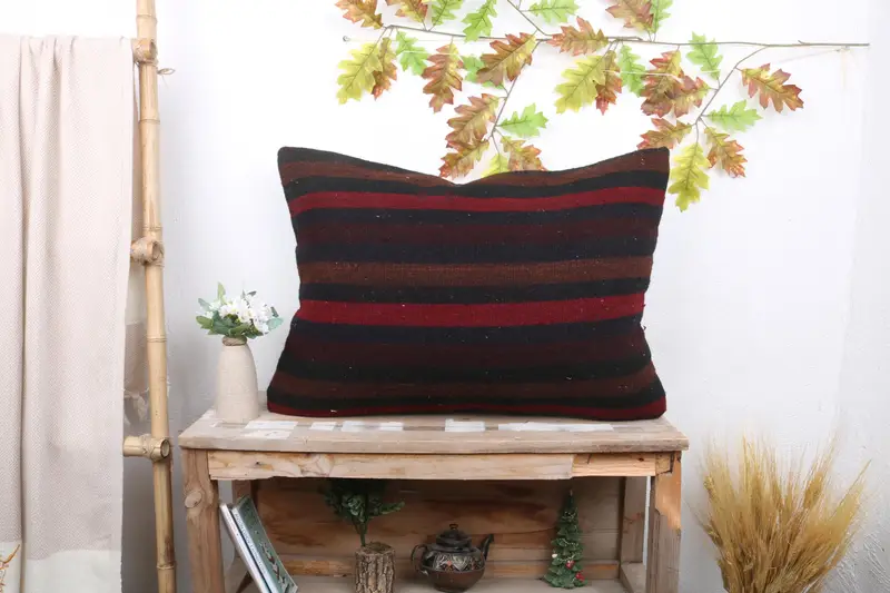 Rot-braun gestreiftes Kissen, handgefertigtes besticktes Kissen