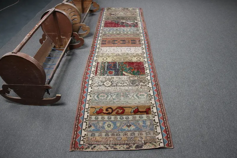 Türkischer Vintage Oushak-Teppich 2,5 x 9,4 Fuß, roter Läufer-Wollteppich mit Tiermuster - 1