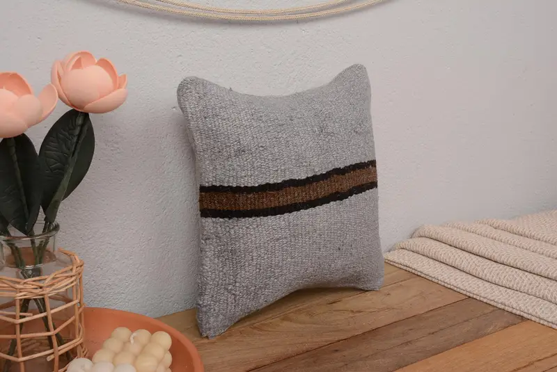 Modernes gestreiftes Kelim-Wurfkissen, graues und braunes Vintage-Kissen