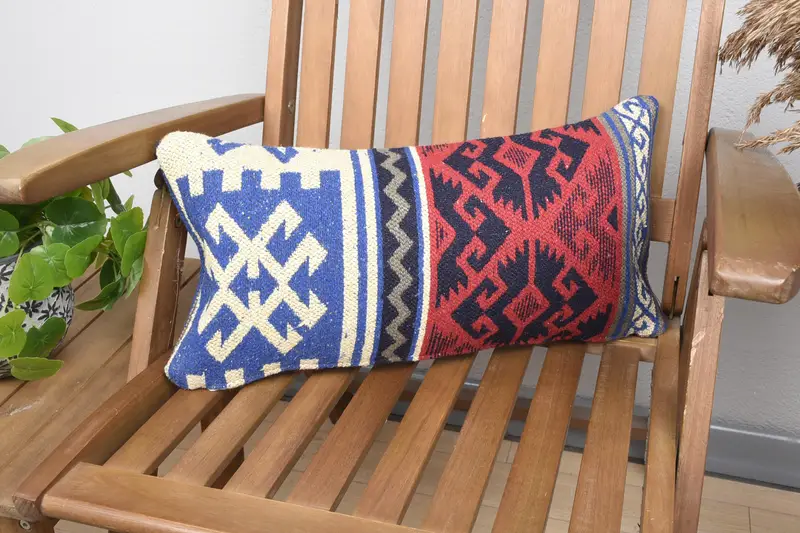 Rotes geometrisches Kissen, handgefertigtes rechteckiges Kissen mit Vintage-Charme