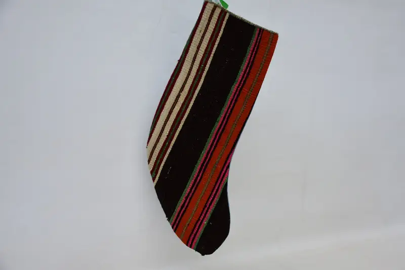 Medias navideñas marrones con adornos rojos, decoración festiva