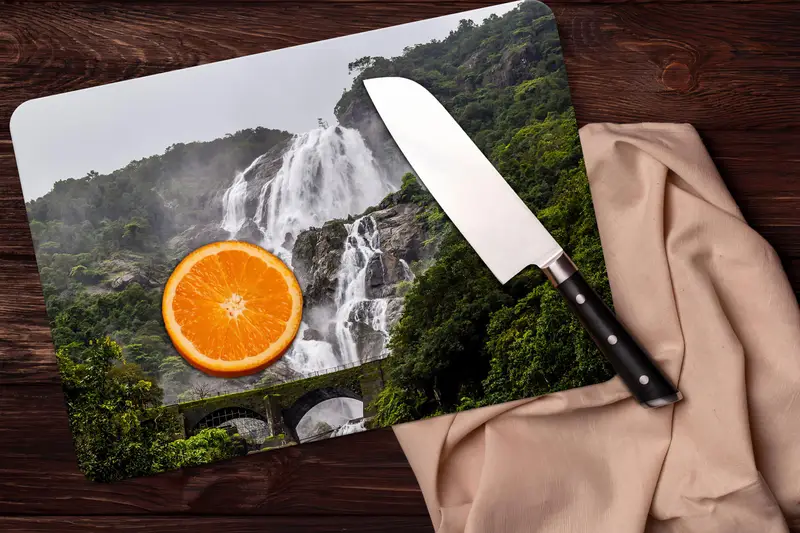 強化された安全性とデザインを備えた自然からインスピレーションを得たガラスまな板