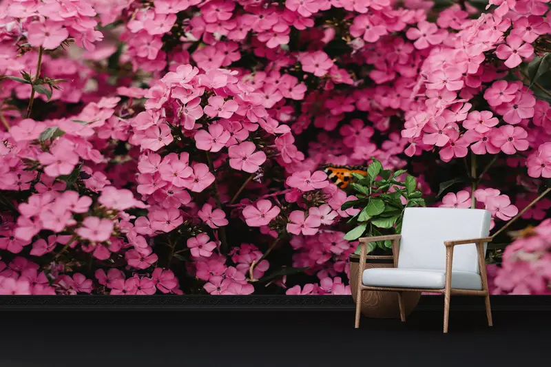 Elegante Tapete mit rosa Blumenmuster: Perfekt für Blumenliebhaber