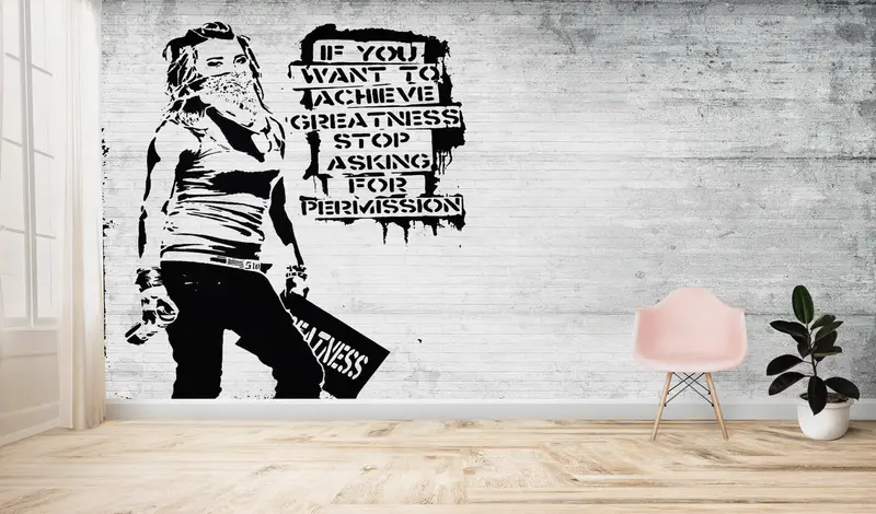 Elegante bedruckte Tapete: Banksy-inspiriertes Frauen-Graffiti-Design