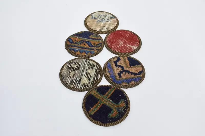 エレガントな赤とブロンズのコースター、耐久性がありスタイリッシュなコースター