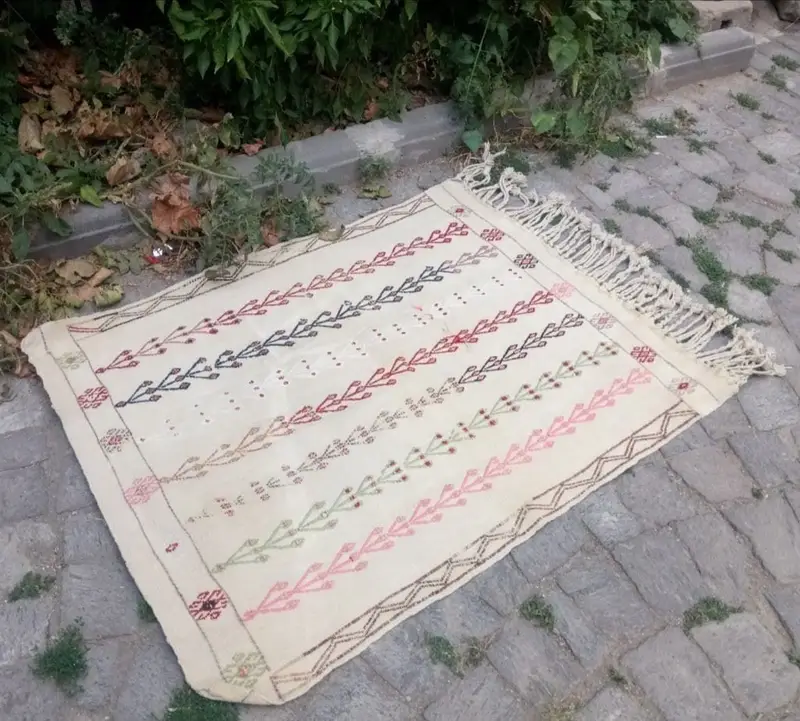 Zarif Beyaz Oryantal Halı, Kırmızı Desenli 3x3,75 ft