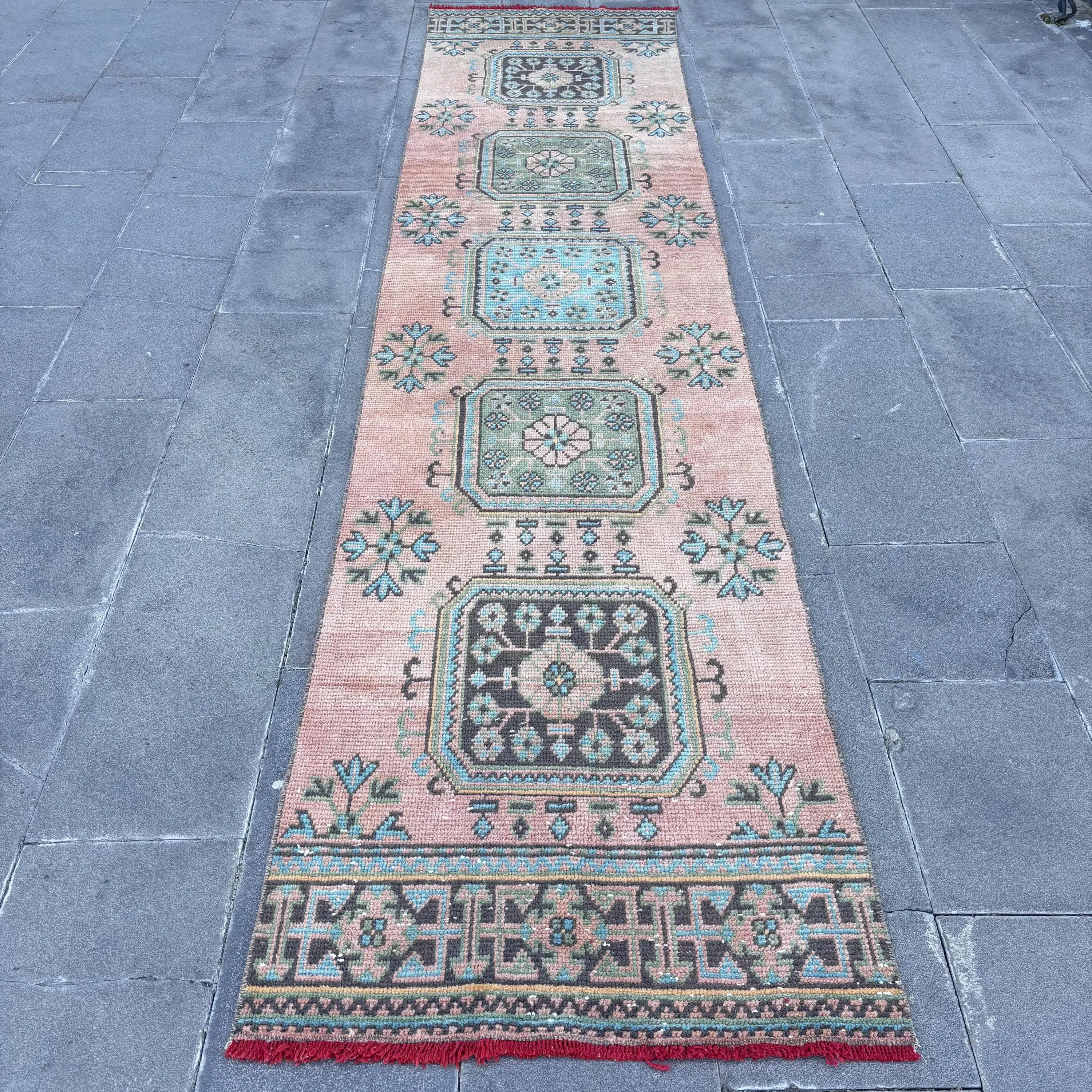 Türkischer Vintage-Teppich 2,6 x 11,3 Fuß, Teppich mit roten Pflanzen und Bäumen - 1
