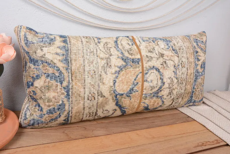 Almohada de lanzamiento de patchwork azul y beige hecha a mano, cojín vintage de 16x36