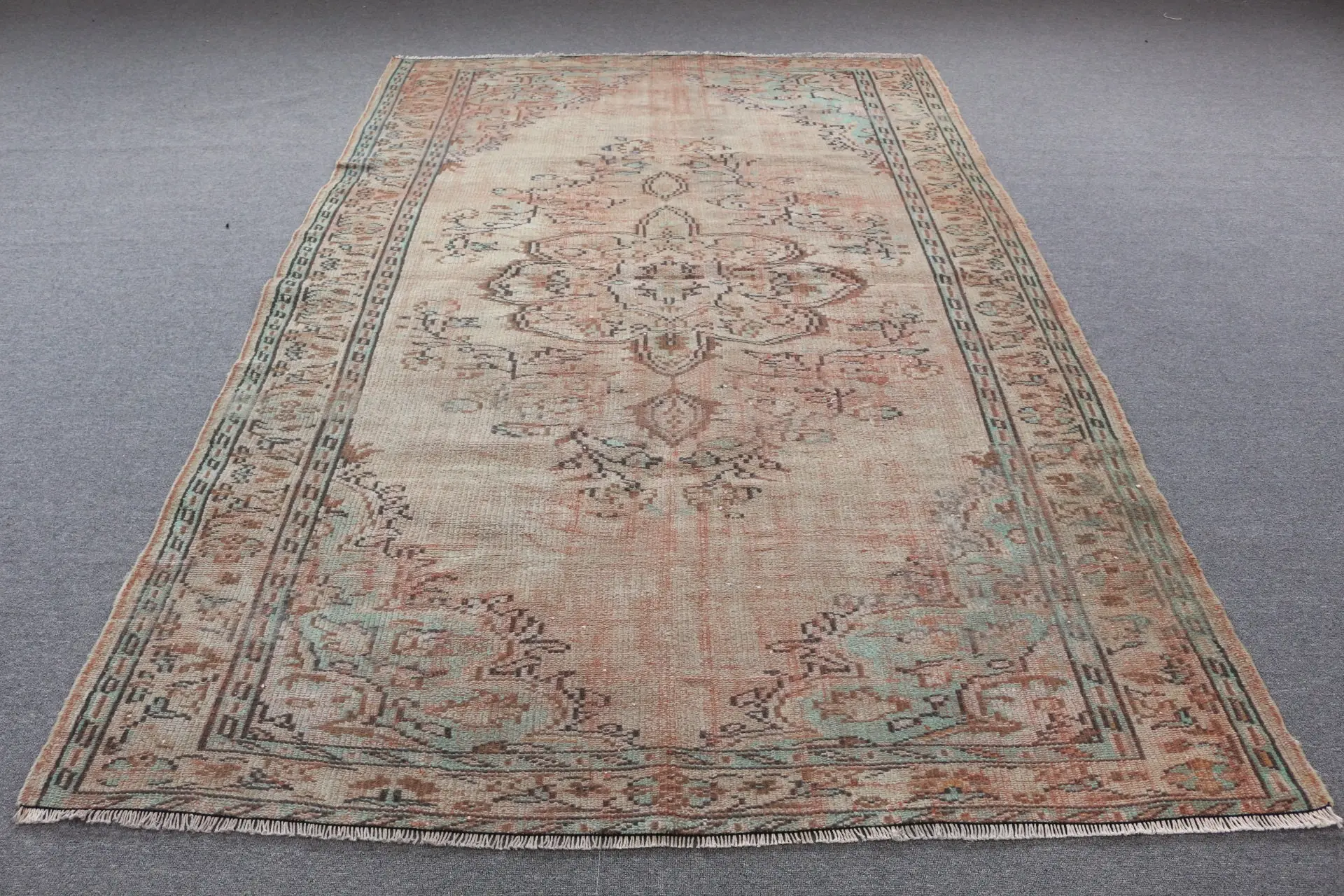 Vintage großer Teppich 5,7x8,8 ft (175x269 cm), brauner türkischer Teppich mit Pflanzen und Bäumen - 1