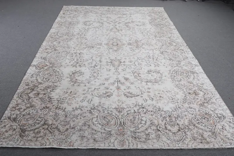 Elegant Beige Oriental Rug, 6,7x10,3 ft with Brown Accents