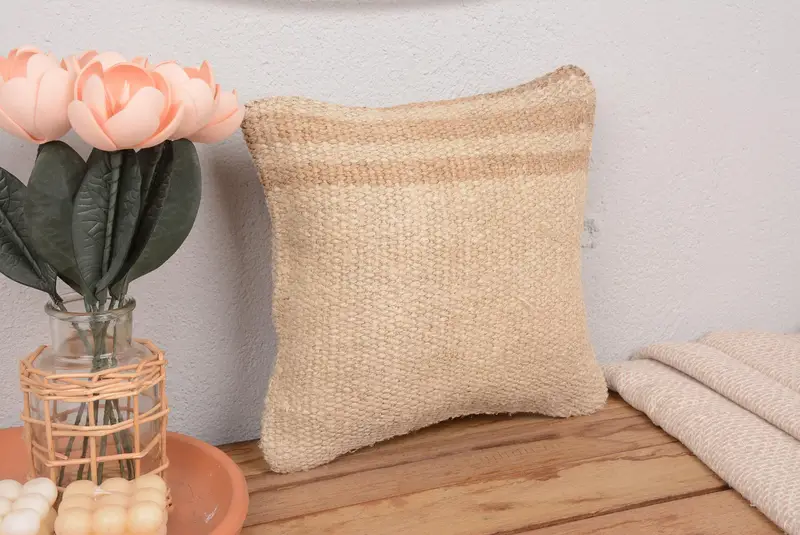 Beige & braun gestreiftes Kissen, handgefertigtes besticktes Kissen