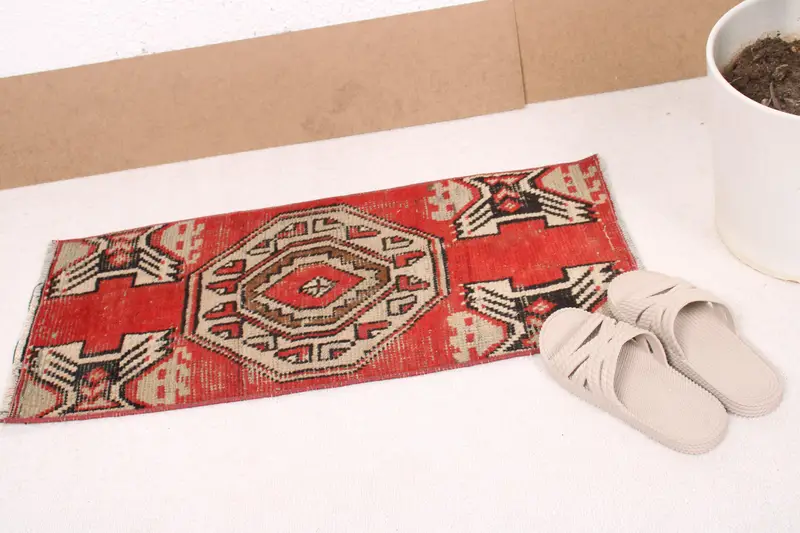 Vintage Türk Küçük Halısı 1.2x2.7 ft, Kırmızı Kahverengi Çiçekli Halı - 1