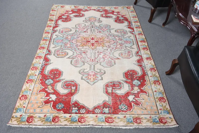 Zarif Bej ve Kırmızı Halı, 4,9x7,3 ft Puantiyeli Tasarım