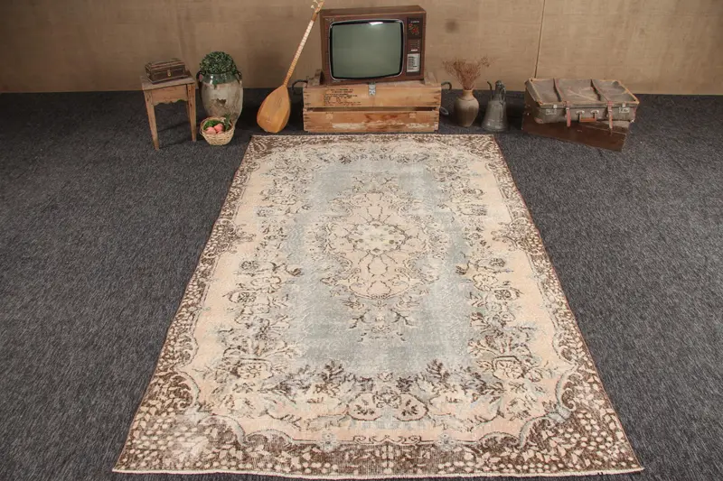 Großer türkischer Vintage-Teppich 5,8 x 9 Fuß, graubrauner abstrakter Wollteppich - 1
