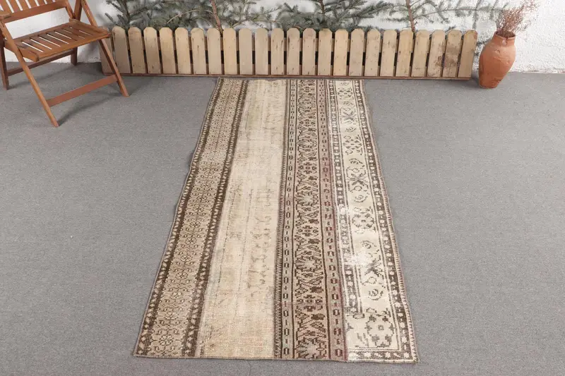 Alfombra hecha a mano en beige y marrón, 3,3x7 pies floral y geométrica