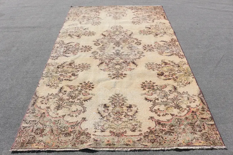 Elegant Beige Oriental Rug, 8,9x8,86 ft with Green Accents