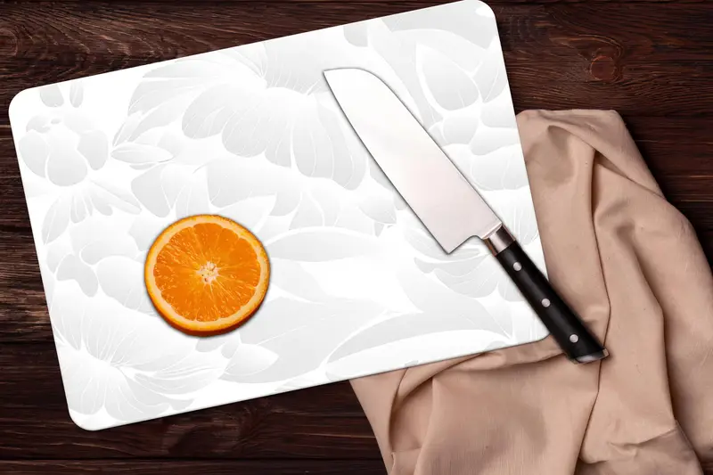 抽象的な花柄のガラスのまな板、モダンなキッチンの必需品