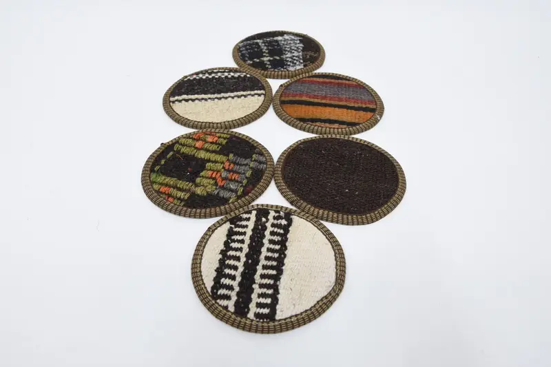 白と茶色のストライプのコースター、丈夫でスタイリッシュなコースター