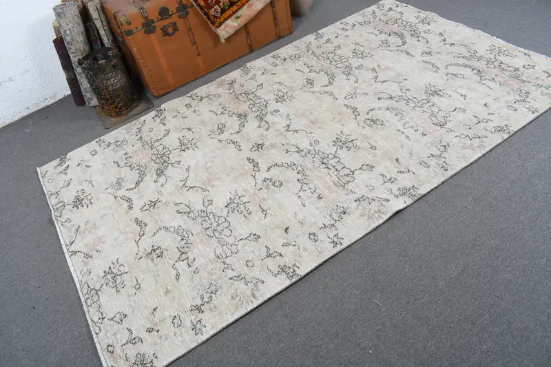 4.5x7.9 ft Türk Halısı, Vintage Alan Halısı, Beyaz Gri Çiçekli Halı - 1
