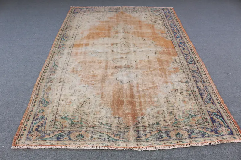 Vibrant 8,4x8,43 ft Rug, Elegant Oriental Design