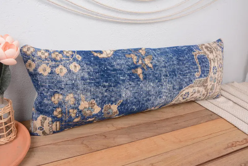 Handgefertigtes blaues und beiges Blumen-Wurfkissen, 12x36 rechteckiges Leinenkissen