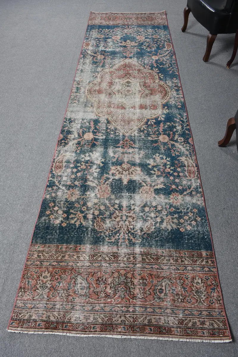 Handgefertigter Teppich in Blau und Orange, 3 x 11,5 Fuß, gestreift, geometrisch