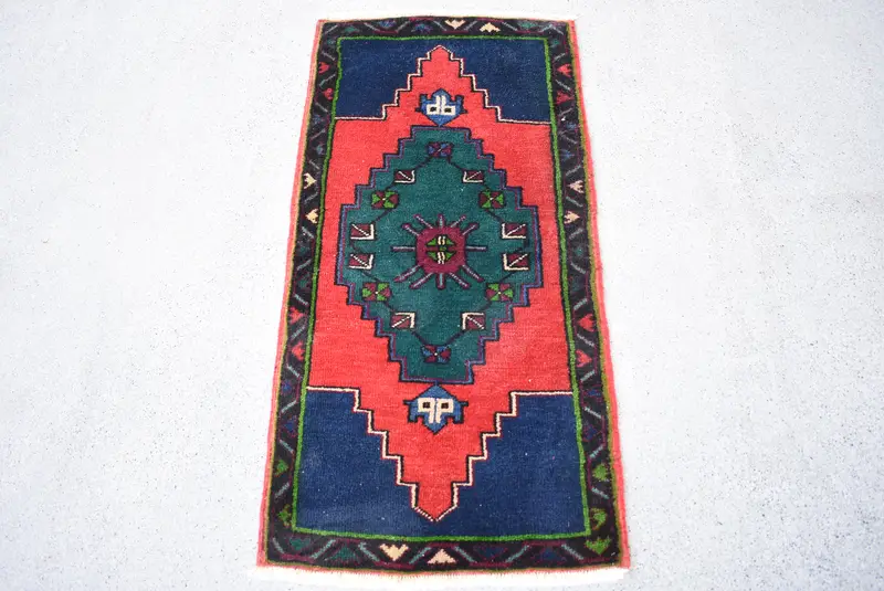 Vintage Halı, 1.6x3.3 ft Küçük Halı, Kırmızı Bordürlü Yün Türk Halısı - 1