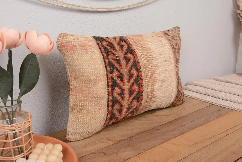 Almohada de lanzamiento de patchwork beige y rosa, cojín rectangular hecho a mano