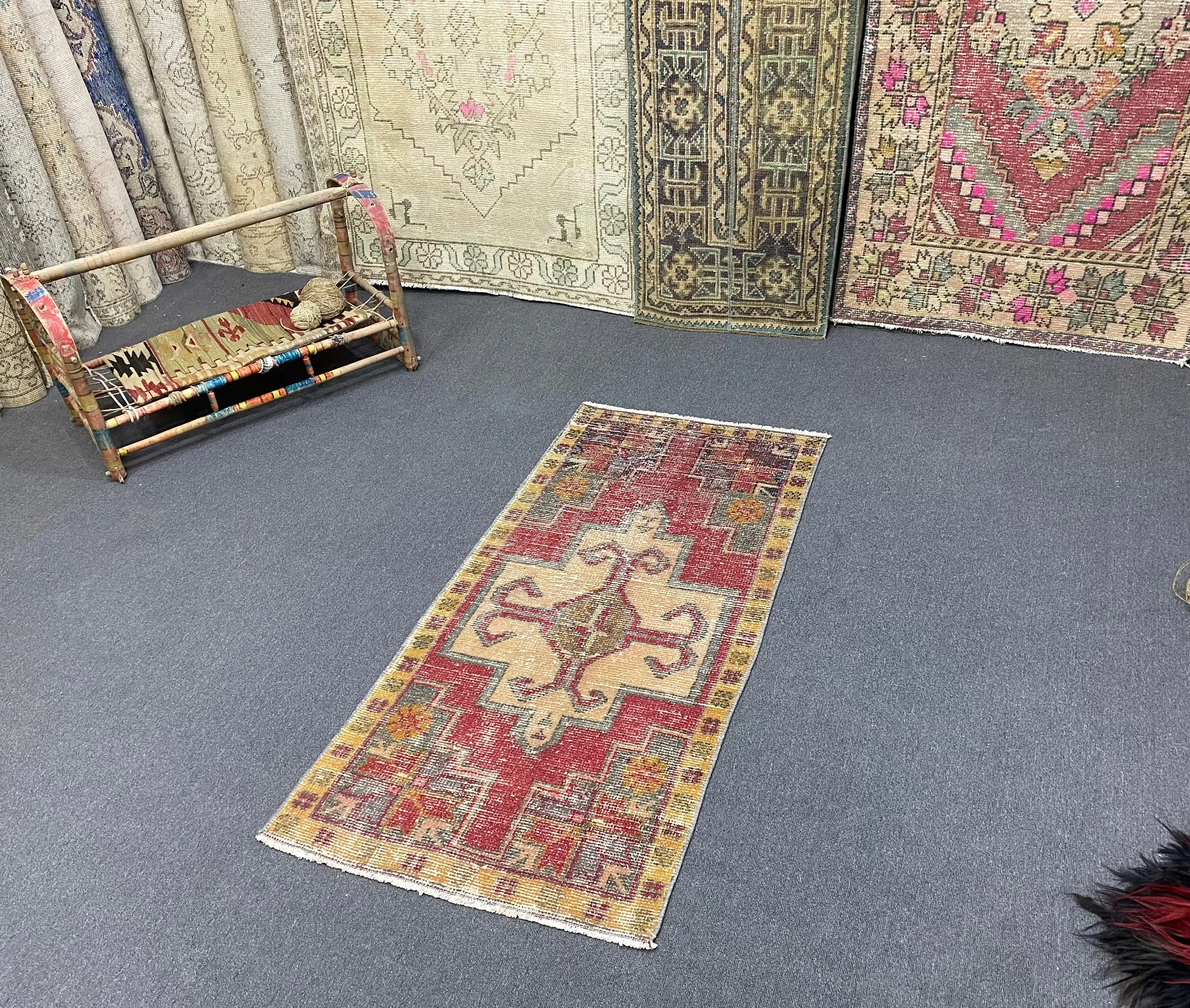 2,2 x 4,7 Fuß kleiner türkischer Vintage-Teppich, roter floraler Wollteppich - 1