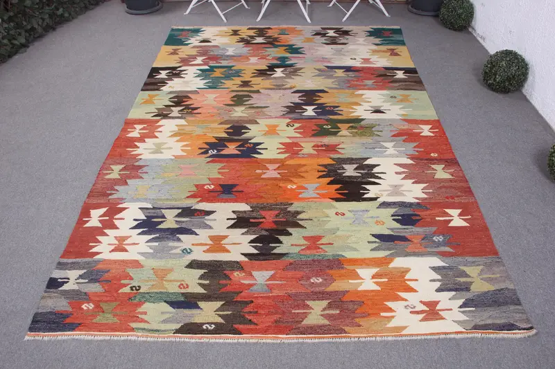 手作りのグリーンイカットラグ、5.9x9フィートの鮮やかな装飾