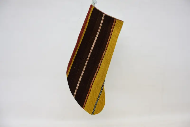 Medias navideñas marrones con adornos amarillos, decoración festiva