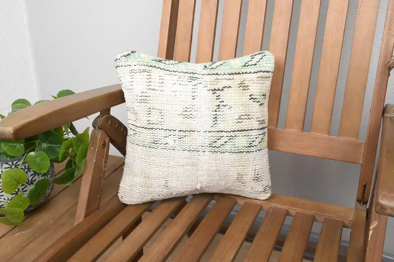 Beigefarbenes Kelim-Wurfkissen mit grünen Akzenten, besticktes Kissen