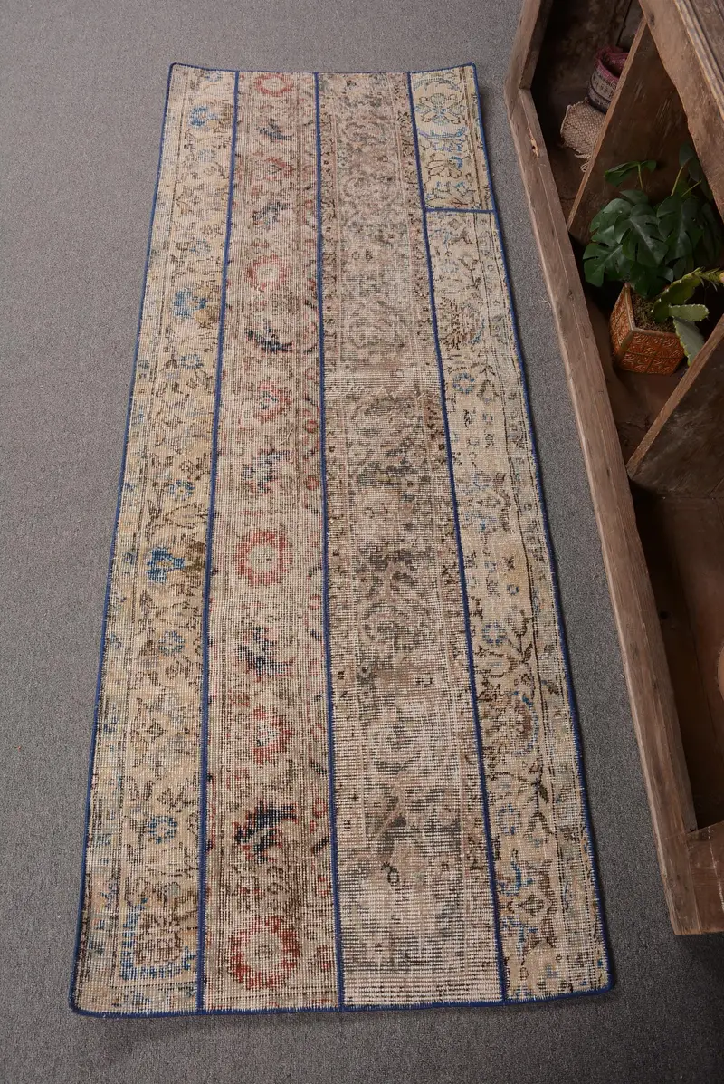 2,3 x 6,3 Fuß großer Teppich, Beige- und Blaues Südwestmuster